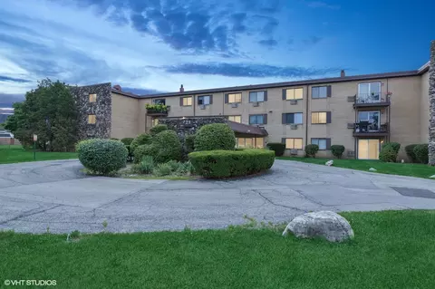 725 W Dempster St #205, Des Plaines, IL 60016