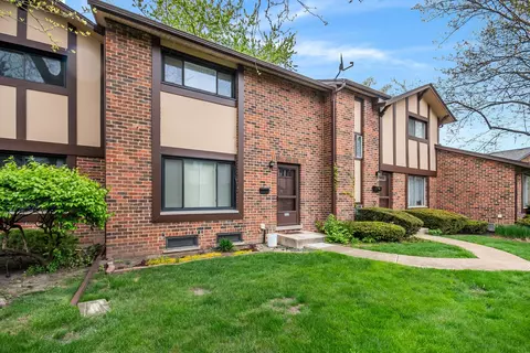 18 W222 Standish Ln, Villa Park, IL 60181