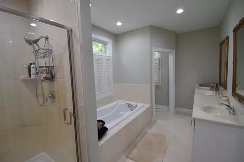 Bath - 29 W023 Bode Rd, Elgin, IL 60120 photo 2 of 7