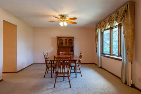 829 Sutton Pl, Freeport, IL 61032 photo 2