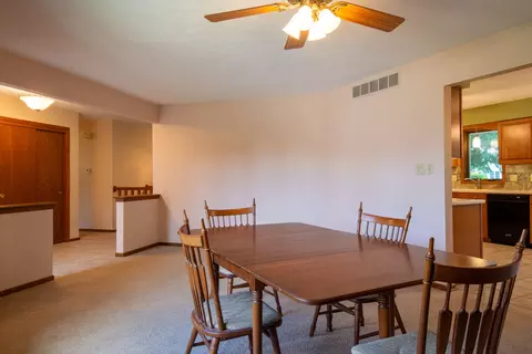 829 Sutton Pl, Freeport, IL 61032 photo 3