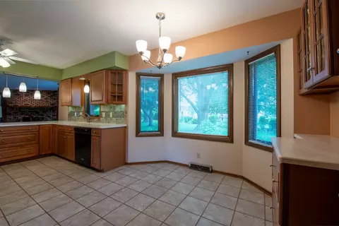 829 Sutton Pl, Freeport, IL 61032 photo 4