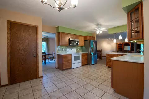 829 Sutton Pl, Freeport, IL 61032 photo 6