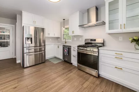 Kitchen - 4711 Devon Ave, Lisle, IL 60532 photo 2 of 2