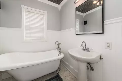 Bath - 4711 Devon Ave, Lisle, IL 60532 photo 2 of 3