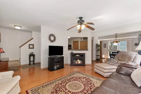 928 Serendipity Dr, Aurora, IL 60504 photo 2
