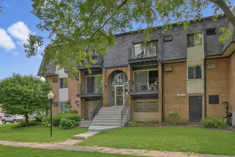 9 E Dundee Quarter Dr #202, Palatine, IL 60074