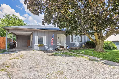 10715 Commercial St, Richmond, IL 60071