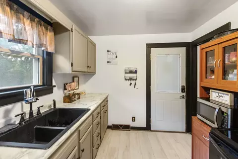 Kitchen - 815 Madison Ave, Dixon, IL 61021 photo 2 of 2