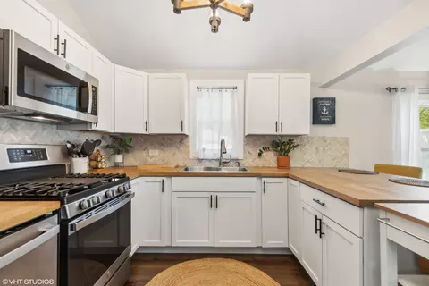 Kitchen - 708 Oeffling Dr, Mchenry, IL 60051 photo 2 of 2