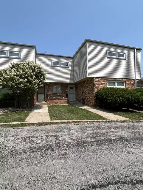 2216 E Lincoln St #12, Bloomington, IL 61701