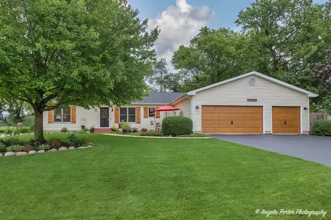 3704 Fawn Ln, Wonder Lake, IL 60097