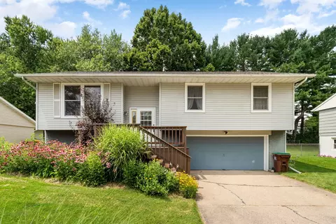 726 S Carthage Dr, Freeport, IL 61032