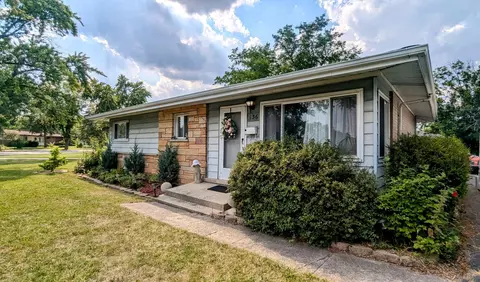 Exterior - 136 E Normandy Dr, Addison, IL 60101 photo 2 of 6