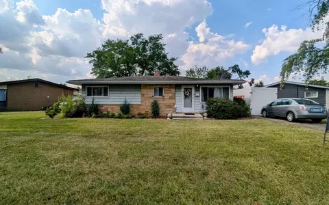 136 E Normandy Dr, Addison, IL 60101