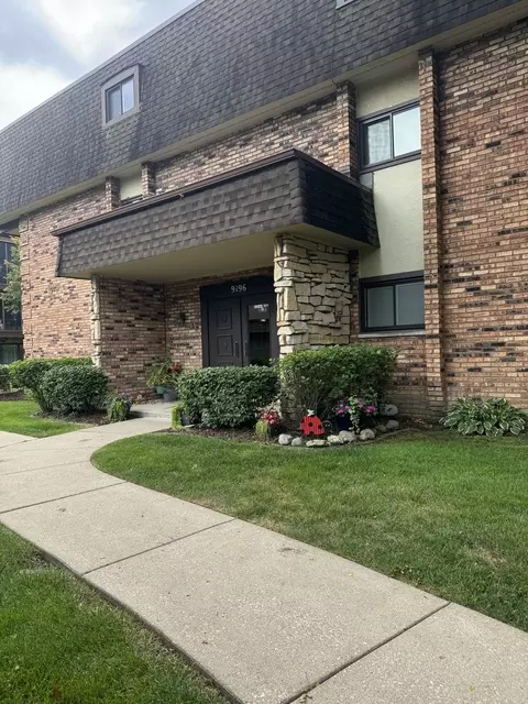 9196 South Rd #E, Palos Hills, IL 60465