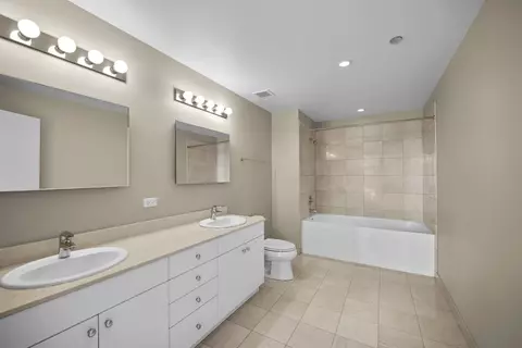 8 E Randolph St #2004, Chicago, IL 60601 photo 24