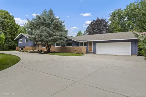 1318 Country Ct, Libertyville, IL 60048