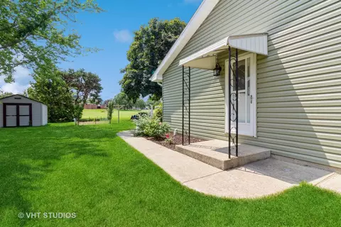 Exterior - 404 E Hill St, Genoa, IL 60135 photo 5 of 8