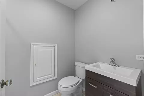 Bath - 833 Walter Ave, Des Plaines, IL 60016 photo 3 of 5