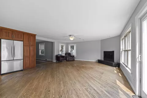 Living - 833 Walter Ave, Des Plaines, IL 60016 photo 5 of 6
