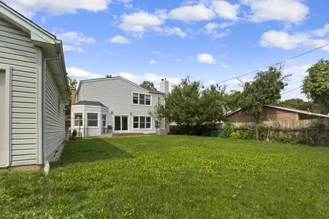 Exterior - 833 Walter Ave, Des Plaines, IL 60016 photo 5 of 6