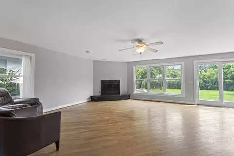 Living - 833 Walter Ave, Des Plaines, IL 60016 photo 4 of 6