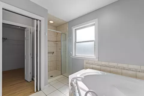 Bath - 833 Walter Ave, Des Plaines, IL 60016 photo 2 of 5