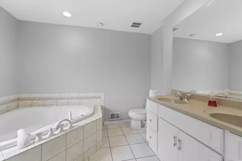Bath - 833 Walter Ave, Des Plaines, IL 60016 photo 1 of 5