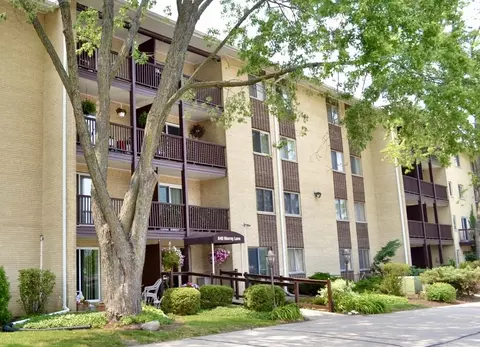 640 Murray Ln #412, Des Plaines, IL 60016