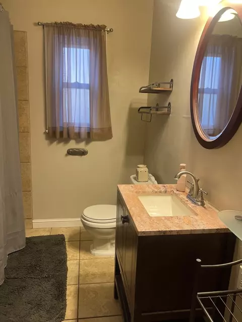 Bath - 1276 W Logan St, Freeport, IL 61032 photo 1 of 3