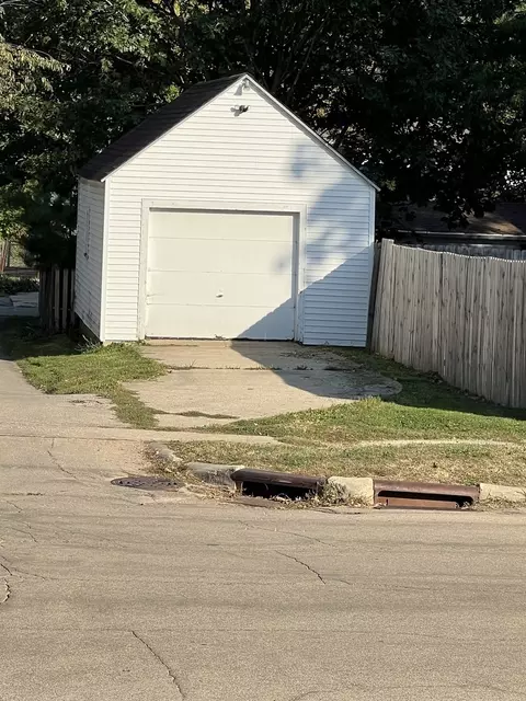 Exterior - 1276 W Logan St, Freeport, IL 61032 photo 5 of 6