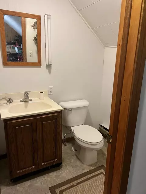 Bath - 1276 W Logan St, Freeport, IL 61032 photo 3 of 3