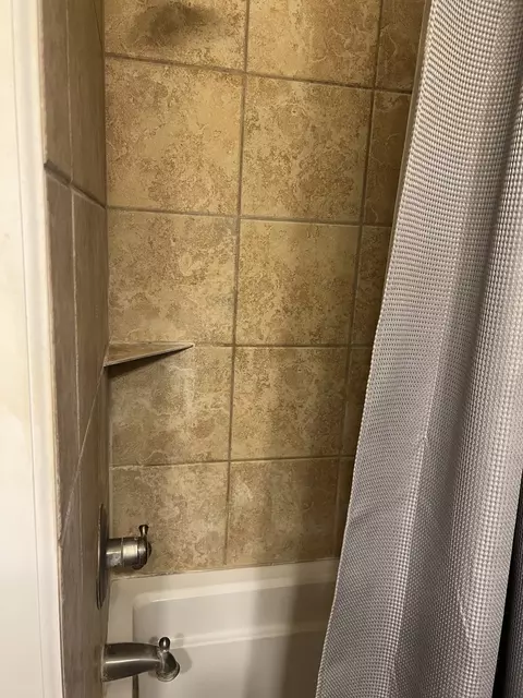 Bath - 1276 W Logan St, Freeport, IL 61032 photo 2 of 3