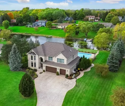 2212 Crystal Cir, Crystal Lake, IL 60012