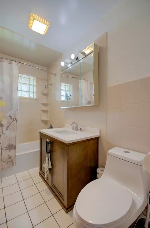 Bath - 238 Normandy Dr, Addison, IL 60101 photo 3 of 4