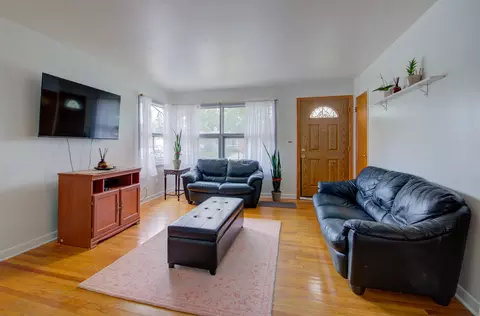 Living - 238 Normandy Dr, Addison, IL 60101 photo 2 of 2