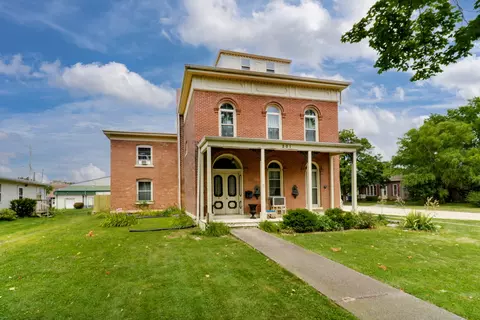 201 W Chestnut St, Lexington, IL 61753