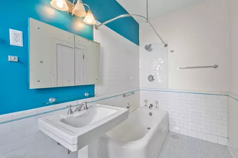 Bath - 1755 E 55th St #1203, Chicago, IL 60615 photo 3 of 3