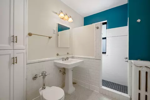 Bath - 1755 E 55th St #1203, Chicago, IL 60615 photo 2 of 3