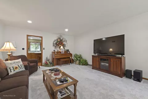 Living - 849 E North St, Morris, IL 60450 photo 1 of 2