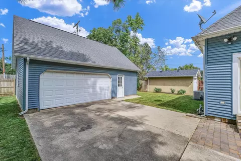 Exterior - 206 E Daggy St, Tuscola, IL 61953 photo 5 of 9