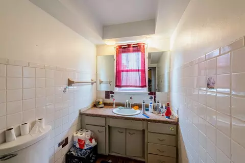 Bath - 443 Jefferson Ave, Elgin, IL 60120 photo 2 of 2