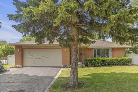 1227 W Glenn Ln, Mount Prospect, IL 60056