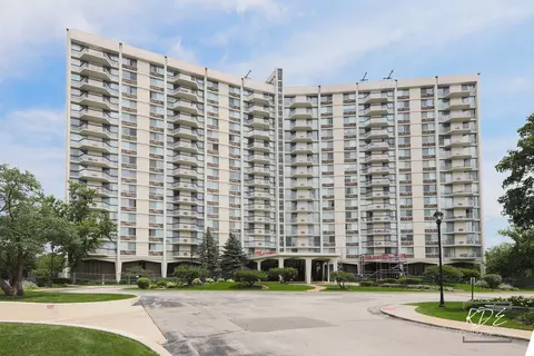 40 N Tower Rd #3B, Oak Brook, IL 60523