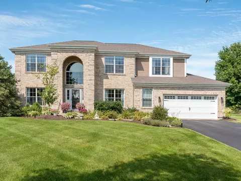 730 Par Dr, Algonquin, IL 60102