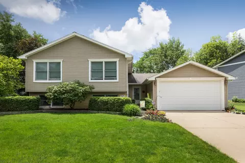 315 W Braeside Dr, Arlington Heights, IL 60004