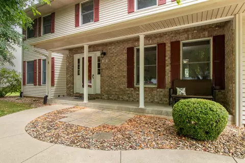 33 Harbor Pointe Cir, Bloomington, IL 61704 photo 2
