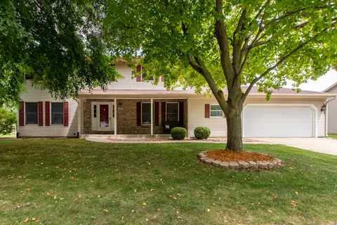 33 Harbor Pointe Cir, Bloomington, IL 61704