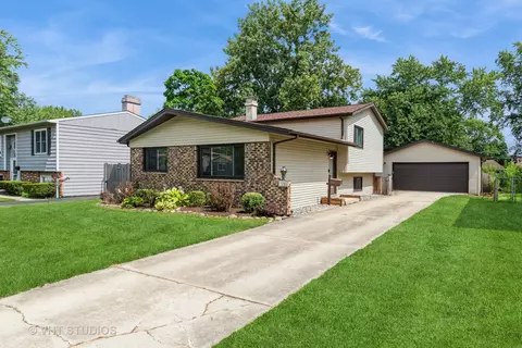 135 Hickory St, Mundelein, IL 60060